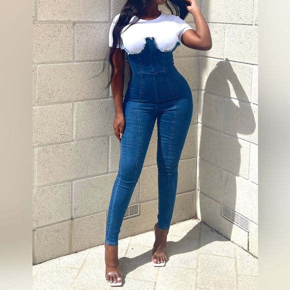 Trendy denim jumpsuit + white tee - Picture 1 of 3